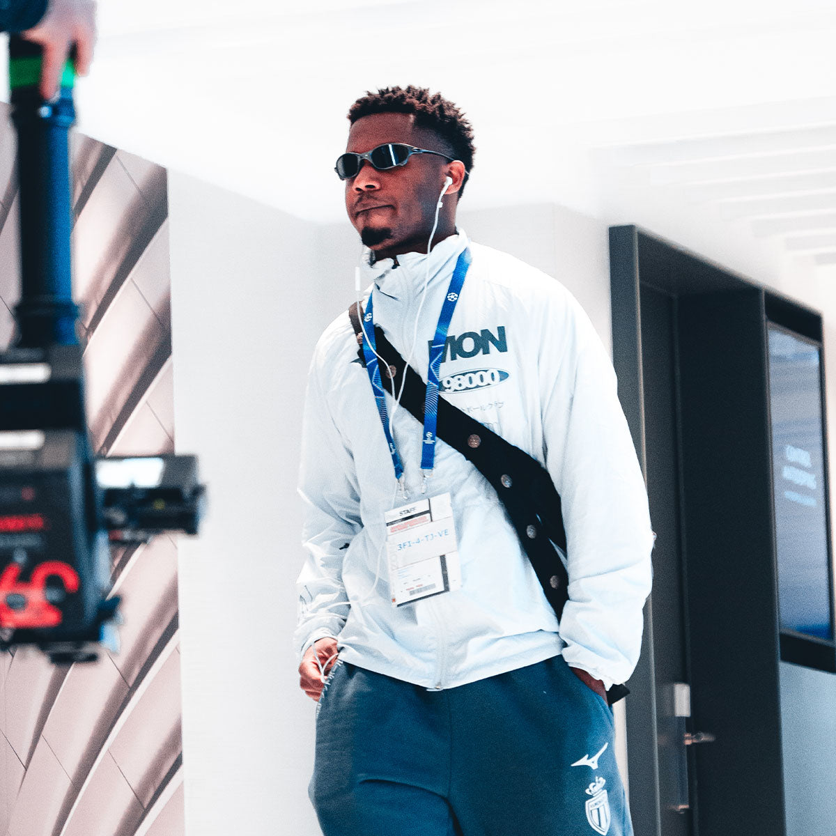 LIGHTWEIGHT WINDBREAKER JACKET (EUROPE) - MENS